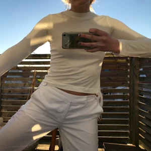 vit långärmad med fin krage - jättefin långärmad i krämvit, bra basic. den är i nått sjukt mjukt material