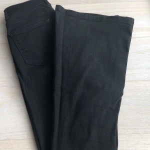 Bootcut jeans - Jättefina bootcut jeans. Säljes då det inte är min stil längre. Finns ett litet hål på insidan av låret. Syns inte men går säkert att laga annars. Skickar alltid spårbart om inget annat önskas💗