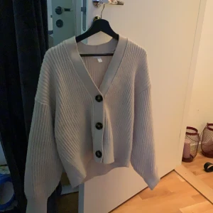 Stickad tröja - Stickad tröja från HM. Köptes för ca 2 veckor sedan.