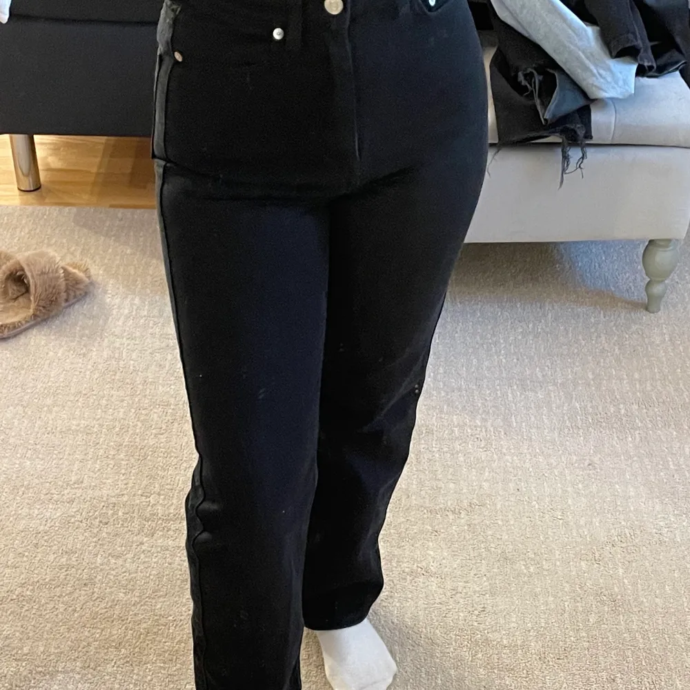 Svarta raka jeans från weekday i modellen rowe. Bra skick. Passar xs, buda privat. . Jeans & Byxor.