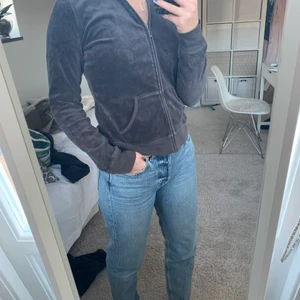 Juicy kofta - Mörkbrun juicykofta köpt i USA. Skitsnygg men ligger tyvärr mest och skräpar i garderoben 💖