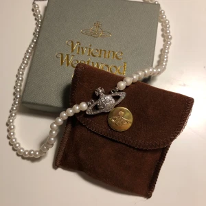ÄKTA Vivienne Westwood halsband - Säljer mitt ÄKTA Vivienne Westwood halsband. Säljer p.g.a dubbelköp. Sista bilden är på det OANVÄNDA halsbandet som jag då säljer tillsammans med påsen som den kommer i. Halsbandet är i silver med pärlor. Buda i kommentarerna. Lagt bud är lagt💕 höj med minst 10 kr vid nytt bud💕 skriv privat för priset för att köpa direkt.