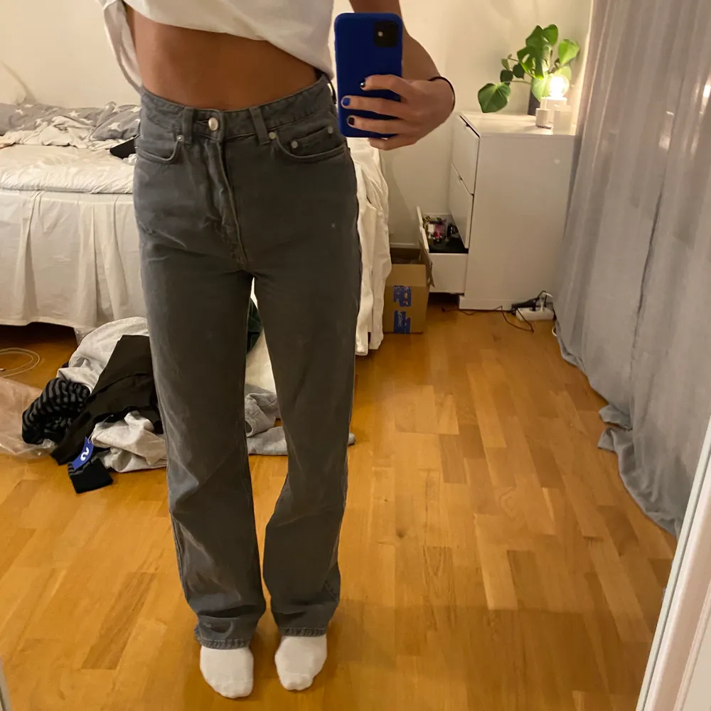 Säljer mina populära och snygga weekday jeans i modellen ROWE!! Gråa i färgen och straight leg med hög midja. Är 167 och har storlek 25/32. NYPRIS 500 kr, knappt använda. Jeans & Byxor.