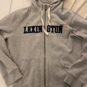 Lexington zip-hoodie  - Helt i nyskick. Använd ett fåtal gånger. Normal passform. Nypris 1500kr
