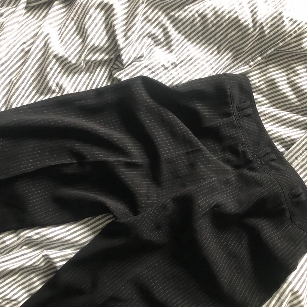 Svarta midwaisted kostymbyxor med randigt mönster! Verkligen svinsnygga men tyvärr för små för mig :( står att de är i storlek 40 men skulle mer säga 36/38. Jeans & Byxor.