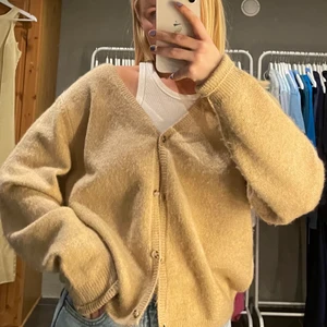 Kofta  - Lite oversized fin stickad kofta ifrån ASOS som knappt blivit använd. Materialet på koftan är ”fluffigt” och jätteskönt! Köpare står för frakt✨