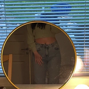 Jeans - Jeans från bikbok. köpta för 400 kr, ganska slitna, vid intresse kan jag skicka vidare bilder på vad som är slitet på jeansen