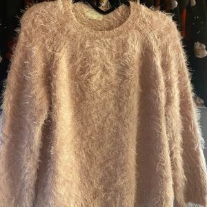 Tröja  - Säljer denna rosa lurviga tröja från Zara då den inte passar längre.