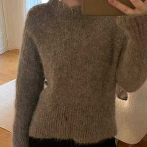 Stickad tröja i ull & alpacka från H&M. Strl,S. Använd fåtal gånger, 250kr💞