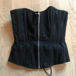 Korsett  - Korsett från Alcatraz-Gothic. Köpt secondhand. Storlek S men passar M. Säljer för jag inte använder.