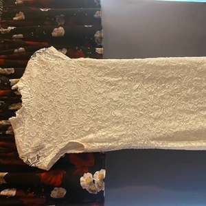 Klänning från VeroModa - Använd 1 gång vid konfirmation, klänningen har en fin krage som knäpps ihop med hjälp av två knappar i nacken.