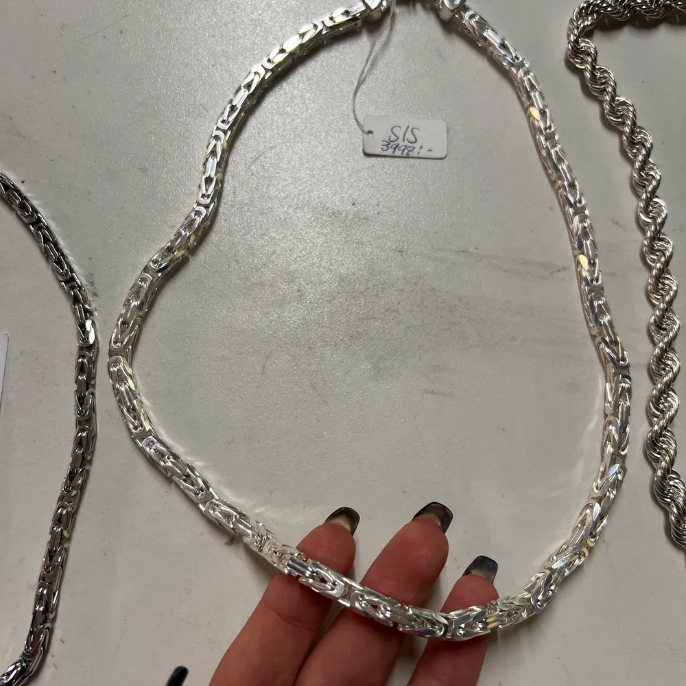 Säljer tre stycken halsband. Som ni ser i bilden första kostar 2000kr (60g). Andra kostar 3000kr (100g). Tredje kostar 4000kr (120g). Allt är i äkta silver och handgjorda av proffs. Skriv vid intresse. Accessoarer.