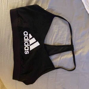 Sporttopp  - Adidas sporttopp. Använd 1 gång                                                     Köparen står för frakt 