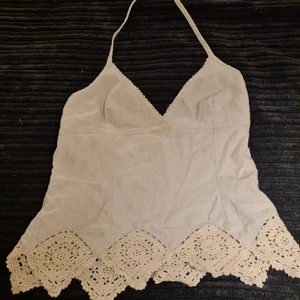 Boho linne - Säljer igen pga oseriös köpare.. Ett jättefint linne i boho stil som inte passar mig längre tyvärr..Köpt på secondhand Passar mer XS/XXS.. Såå fint på.. bud från 50 kr 