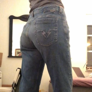 Diesel Jeans - Ljusblå Diesel Jeans i storlek 34. Köpta på Sellpy men passade inte riktigt då de är lite för korta i benen (jag är 178 cm) så säljer vidare, men allmänt bra skick, inga hål eller skador men man märker att de har blivit använda. Men annars coola och lågmidjade och straight passform på benet