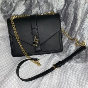 Väska - Denna fina väskan köptes i år och är endast använd ett få tal gånger. Säljs för att jag inte har användning av den💕💕