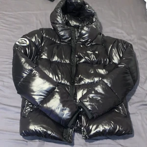 Superdy lack vinter jacka  - Superdry jacka, använd en gång, storlek M och inga skador på jackan. 