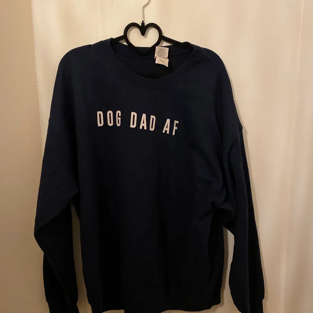 En superfin sweatshirt med trycket ”dog dad af”. Jättebra kvalitet!🌟. Hoodies.