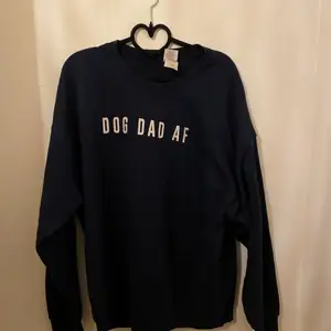 En superfin sweatshirt med trycket ”dog dad af”. Jättebra kvalitet!🌟