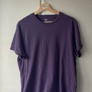 T-shirt - En snygg lilafärgad t-shirt. Köpt second hand. Använt skick, men inga hål, färgningar m.m. Köpare står för frakt.👾 passar S-L.