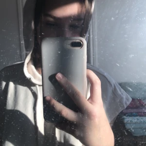 Hoodie - Säljer denna superfina hoodie utan ärmar, köpt på H&M 💞 Man kan styla till att ha en långaad tröja under nu till hösten 😍 Säljer för 150kr (priset kan diskuteras) 💗👍🏻 frakt kostar 66kr eller om man kan mötas upp i Kungsbacka 💕