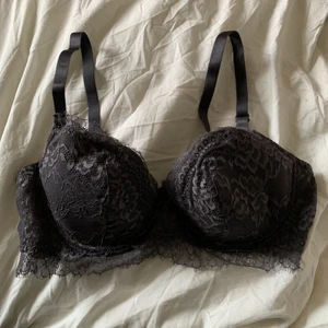 Grå bh  - Grå bh ifrån H&M. Storlek 80D. Knappt någon vaddering, skön bh. 