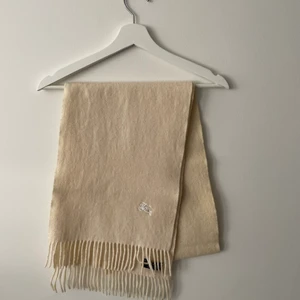Vintage Burberry Scarf - Vintage Burberry scarf, fint skick och självklart äkta. Nypris i butik ligger på cirka 4000kr. 