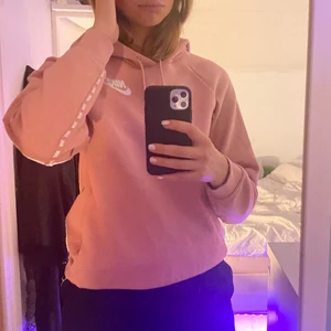 Hoodie - Säljer en fin rosa nikehoodie som tyvärr inte kommit till användning så mycket! Storleken är xs men passar mig som vanligtvis har S/M! Hör av dig om du har någon fråga eller vill se tydligare bilder💞