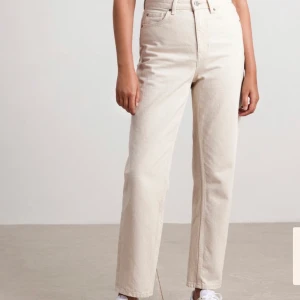 Betty high waist jeans stl 38 - LjusBeiga fräscha jeans i stl 38 ifrån Lindex. Använda en gång (råkade köpa fel storlek). Annars så har dem en fin passform och fin färg. Nypris:399kr säljs för 100kr 