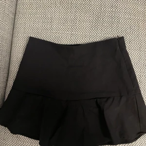 Zara kjol  - Säljer min fina kjol från Zara, då den tyvärr är lite för liten för mig. Kjolen köpt i somras och är endast använd vid ett tillfälle. Den är därför i mycket gott skick💓