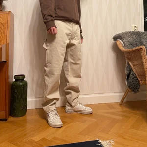 Beige byxor - Skitsnygga byxor från weekday, knappt använda, grym passform storlek M. Modellen är 182 cm💖 Buda i kommentarerna!