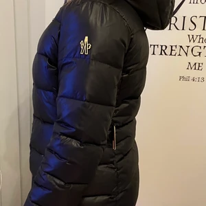 Moncler Jacka - Moncler Jacka. 500kr. Storlek S, men passar xs och även M också. Den har används några gånger vissa vintrar, men det är inget förstört någonstans förutom lite trådar vid fickorna. Även att det inte finns något band till:) Den är annars jätteskön och