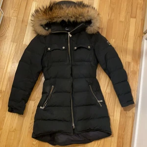 Vinterjacka J.Lindeberg  - J.Lindebergs vinterjacka använd 1 vinter. 4 ytterfickor+ 1 innerficka. EJ slitage ÄKTA PÄLS Nypris: 4500