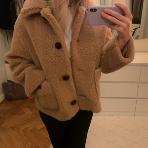 Teddyjacka zara - Snygg brun färg! Varm till hösten, fint skick. Andra bilden är lånad
