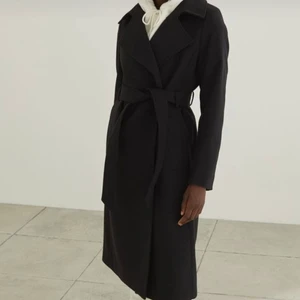 Svart kappa!🤍 - Säljer denna kappa på bilden. Den är knappt använd alltså i nyskick. Svart och i storleken S som passar 36/38 ungefär. Jättesnygg nu på hösten passar till allt! Säljer då jag har två likadana 🤎🤎