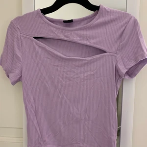 Lila topp - Helt oanvänd topp från ginatricot, inte längre min stil