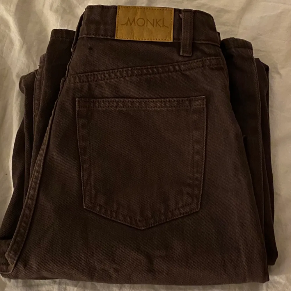 Säljer dessa ascoola bruna jeans. Köpta på monki för 400kr men inte använda en ända gång eftersom de inte riktigt är min stil. Om frågor kontakta mig eller kommentera :). Jeans & Byxor.