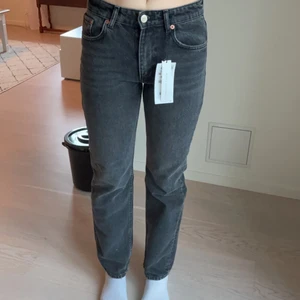 Straight jeans ZARA - Svarta straight leg mid Rise jeans från zara aldrig använda. Prislappen kvar.  