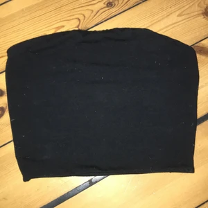 Linne utan straps  - Rätt så ny. Använd en gång, har legat i min karderobb efter. Skönt tyg, har ett slags sträck som håller uppe tröjan rätt så bra ….(vet inte vad det heter , men man kan se på bild två). Men man kan behöva dra upp då och då för den kan åka ner lite ibland. Men den är i bra kvalitet, man kan fråga privat om det är något man undrar om. +frakt kostnad 