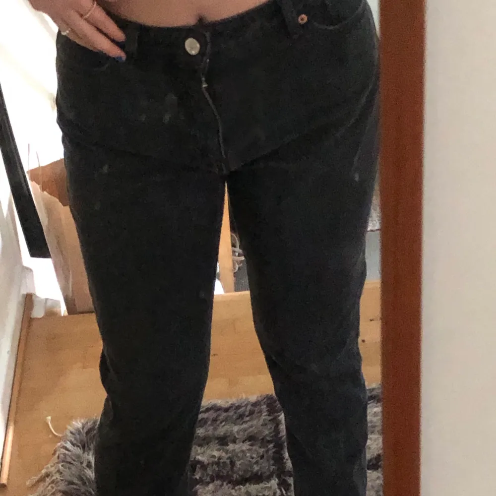 Heej🌸 Jag säljer mina svarta raka ish highwaisted jeans pågrund av att dem inte kommer till användning längre. Inga defekter eller liknande! Hoppas att någon annan ska få nytta av dessa. 🤍 Om ni är intresserade så hör av er! Köparen står för frakten!. Jeans & Byxor.