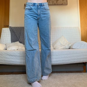 Weekday Jeans - Säljer dessa jeans från weekday i modellen ACE som knappt blivit använda i storlek W28L32❤️ Jag är 172cm💙