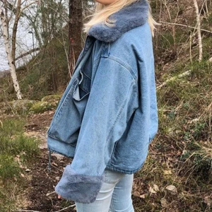 Jeansjacka - Så snygg fodrad jeansjacka som köptes från Hm förra året! Jackan är i jättefint skick och sitter perfekt ocersized på mig som brukar ha S men skulle också passa någon med större storlek beroende på vilken passform man vill ha!😍 