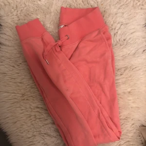 Rosa mjukisbyxor - Använda några få gånger. I fint skick. Storlek: XS  Säljer för 50kr  Frakt: 48kr     Vid frågor är det bara att skicka ett meddelande✨