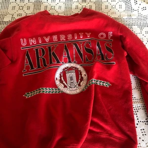 Sweatshirt med tryck  - Snygg röd sweatshirt i bra skick. Den är köpt second hand och är i storlek M, men skulle snarare säga att den är i storlek XS-S! Säljer för 150+frakt!😙