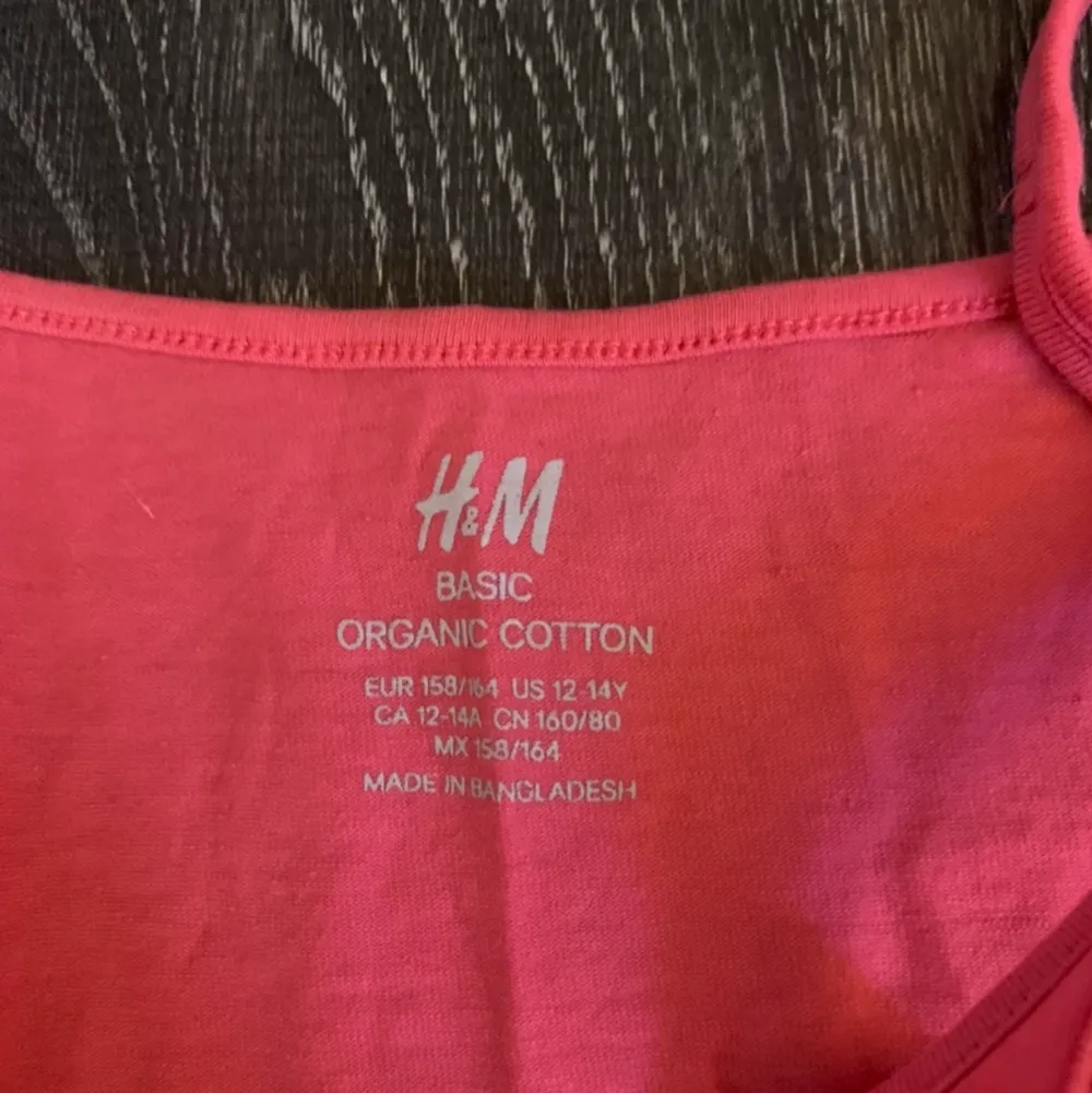 Säljer mitt rosa linne från H&M, stl 158/164! Använd fåtal gånger! Kan mötas upp i Huddinge eller i närheten annars står köparen för frakt vilket brukar ligga på mellan 50-70kr!🤎. Toppar.
