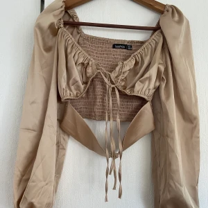 Top från boohoo - Superfin top som är oanvänd! Så fin färg och perfekt till festtillfällen! 