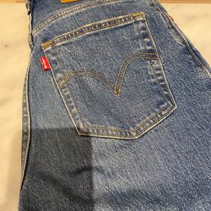 Levis jeans i W25 L27, nästan aldrig använda då de är för stora i midjan och för korta i benen. De är i riktigt bra skick och jag säljer dom för startpriset 150kr plus frakt, tar swish💕