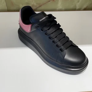 Alexander McQueen Skor strl 40 - Använda Max 3 gånger så iprincip nyskick!! och därav lite högre pris☺️Skulle säga att de är stora i storleken så skulle lätta passa även 41✨✨skriv om ni vill ha flera bilder!💯💥