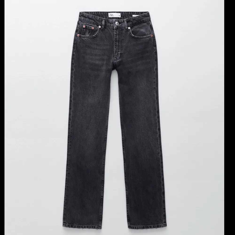 Superfina slutsålda jeans från Zara i stl 36! Midwaist i urtvättad svart färg. Helt oanvända! Kan mötas upp i Uppsala. Frakt står köparen för💕💕. Jeans & Byxor.