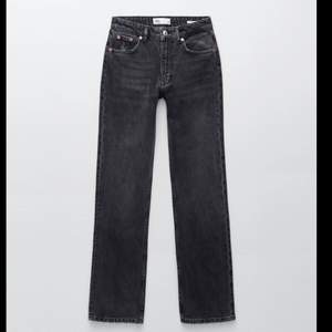 Superfina slutsålda jeans från Zara i stl 36! Midwaist i urtvättad svart färg. Helt oanvända! Kan mötas upp i Uppsala. Frakt står köparen för💕💕